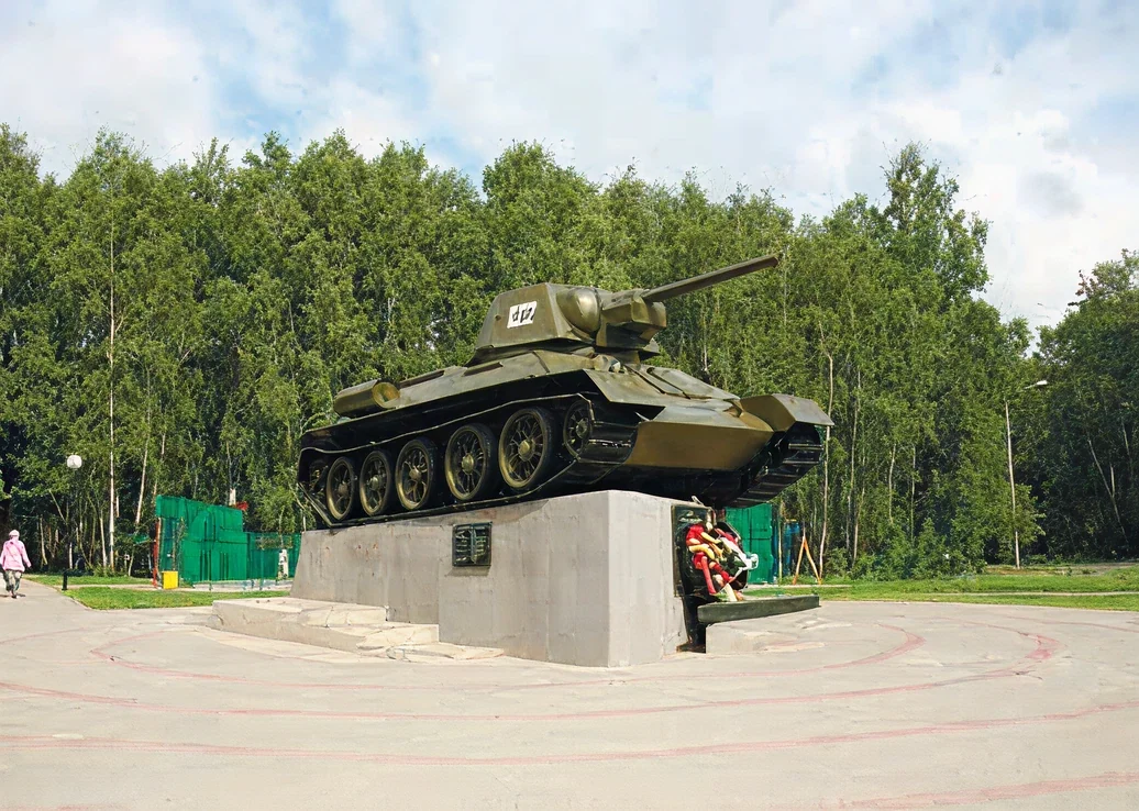 Монумент "Танк Т- 34" памятник воинам-защитникам подмосковной Сходни